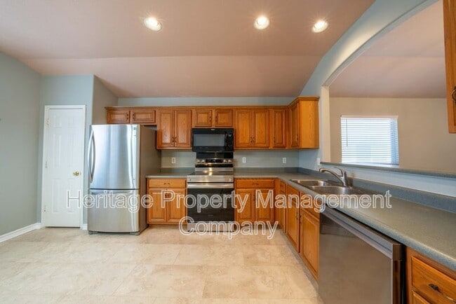 Building Photo - 1435 Bluff Forest