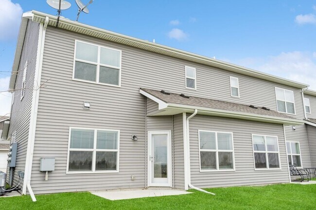 Building Photo - CORNER UNIT!! 3 Bed, 2.5 Bath Townhome in Ankeny