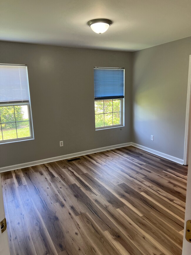 Building Photo - 100 Yorkshire Dr