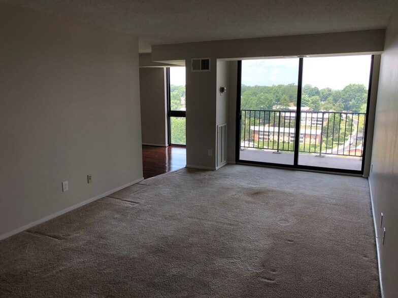 Living rm - 2300 Pimmit Dr