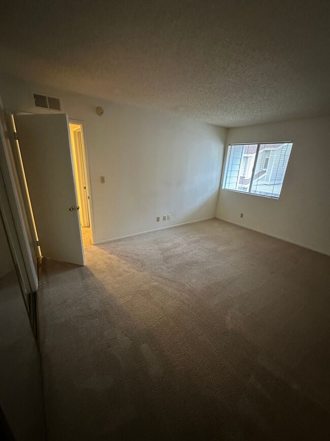 Building Photo - Spacious 2 Story Townhome - 3 Bedrooms, 2 ...