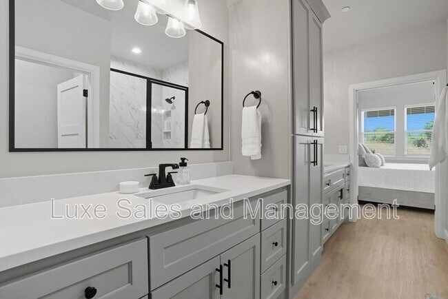 Building Photo - 4200 Abbey Pk Dr