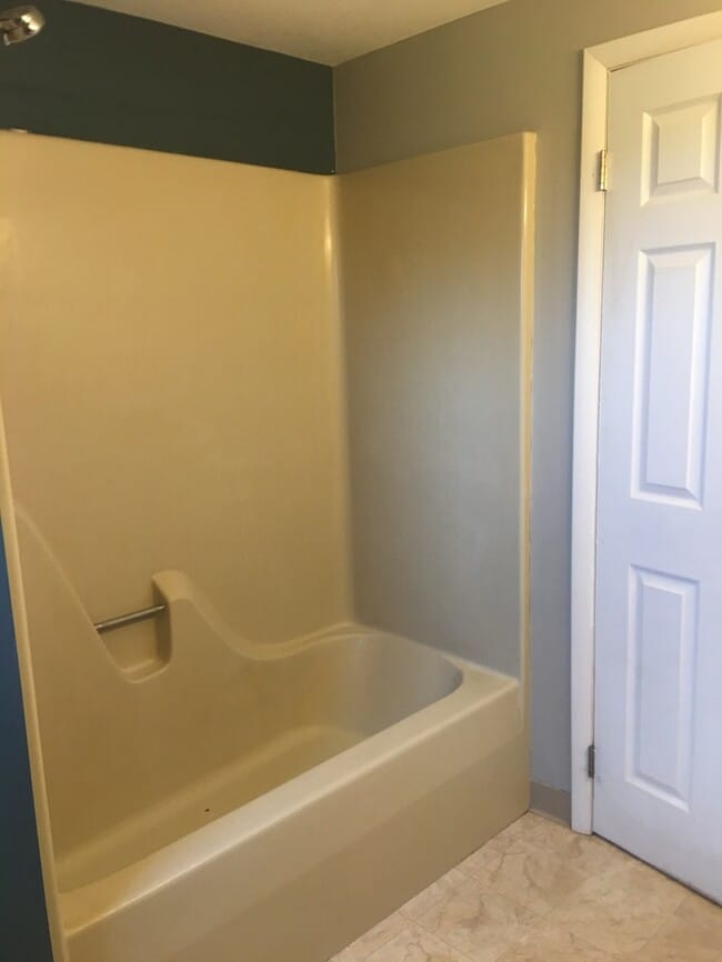 Building Photo - Cozy 3 bedroom 1.5 bath with 2 stall detached garage in country setting