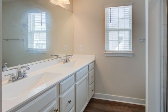 Building Photo - Like New End Unit Townhome, 3 Bed 2.5 Bath