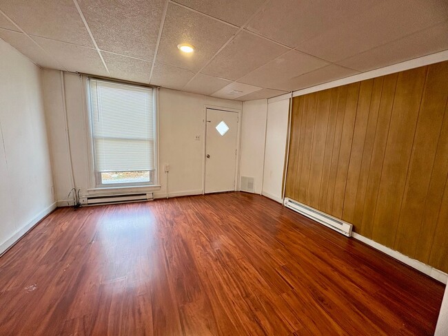 Building Photo - 2 Bedroom 1 Bathroom in Lebanon!