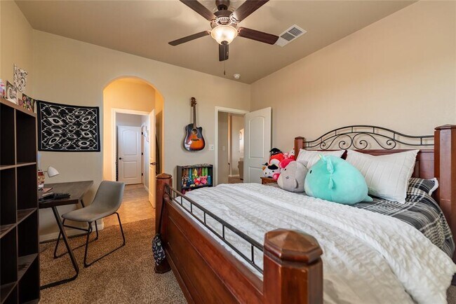 Building Photo - 407 Indianwood Dr