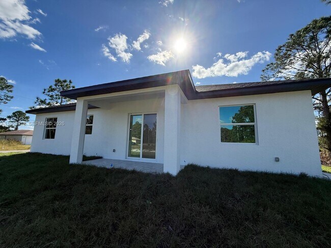 Building Photo - 1121 Florence St E