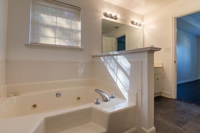 Building Photo - 1051 Waltons Ct