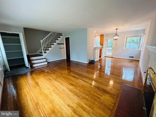 Building Photo - 2220 Primrose Dr