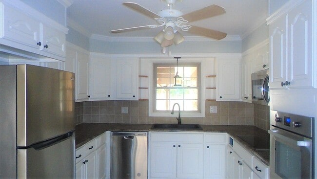 Building Photo - 3 Bedroom 2 Bathroom Home - Ask About the Move In Special!