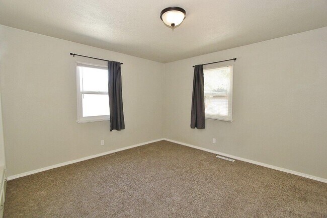 Building Photo - Charming Single-Level Home on the Bench