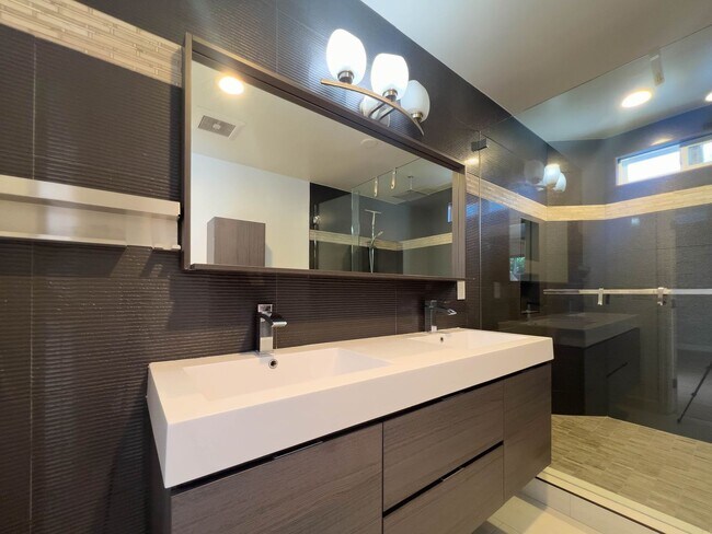 Building Photo - 15424 Camarillo St