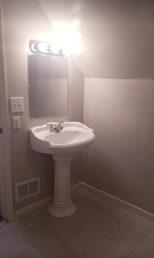 Building Photo - 819 Helen St