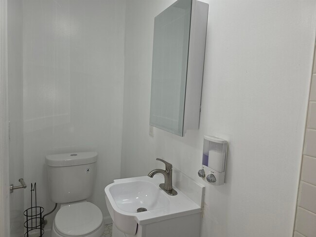 Building Photo - 40 Van Reypen St