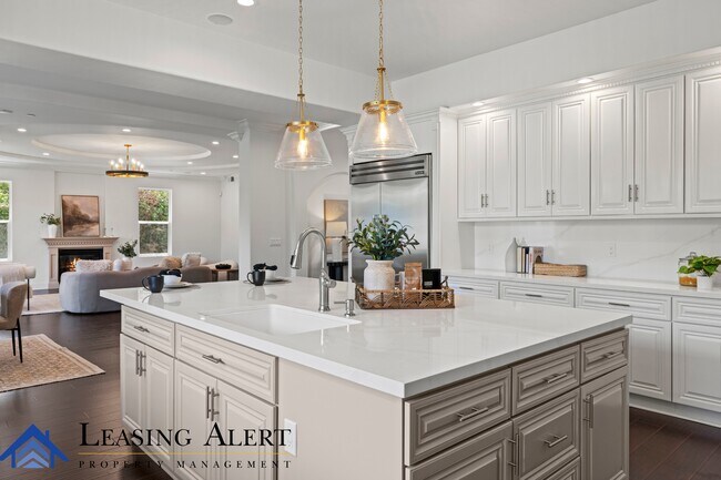 Building Photo - 5011 Hayvenhurst Ave