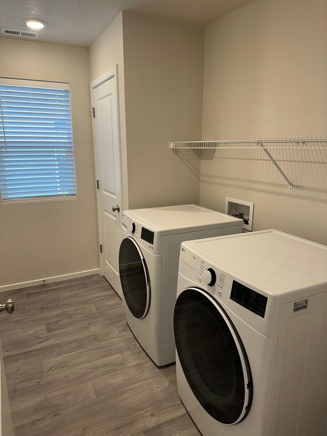 Building Photo - Newer 4 bedroom 2.5 bathroom house! AVAILA...