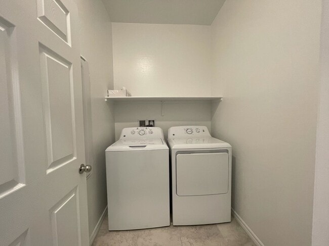 Building Photo - GATED 3 BED 2.5 BATH 2 CAR GARAGE + LOFT IN NORTH LAS VEGAS