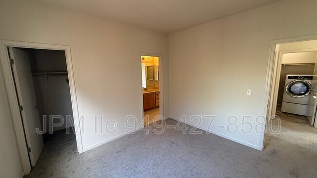 Building Photo - 6389 Bentley Ct