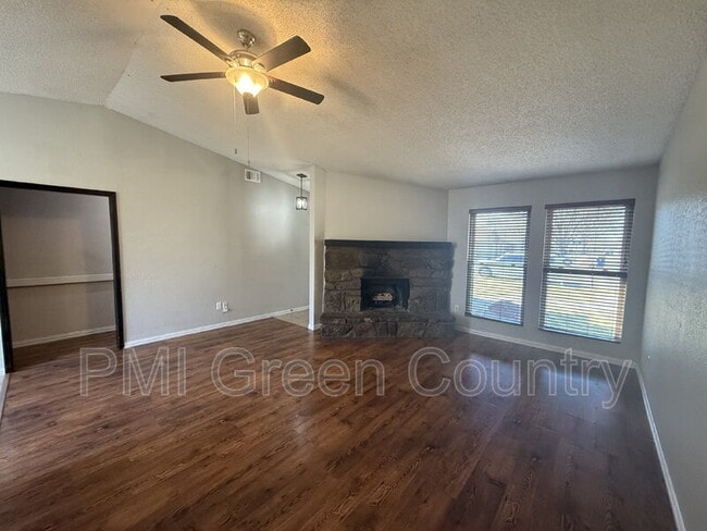 Building Photo - 316 W Austin St