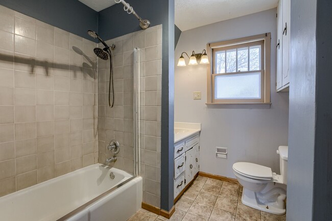 Building Photo - 3Bed 2Bath with 3 Stall Garage!