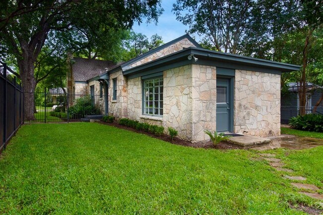 Building Photo - 2108 Robinhood Trail