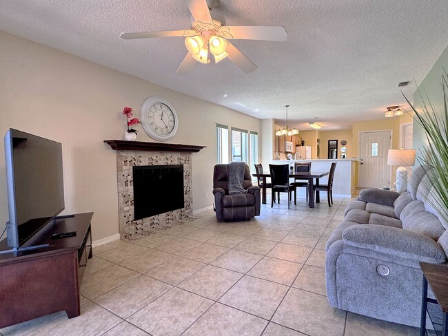 Building Photo - Beautiful Lake View End Unit 2-Bedroom Con...