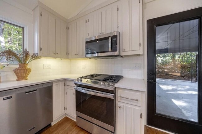 Building Photo - 922 Barton Woods Rd NE