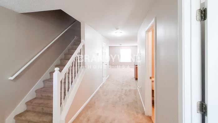 Building Photo - 6342 Hickory Ln Cir