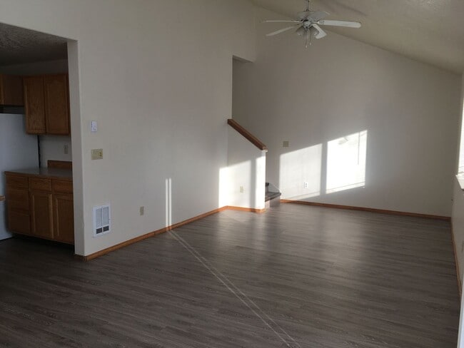 Building Photo - MF076-Short Ave Duplex-Gaerisch