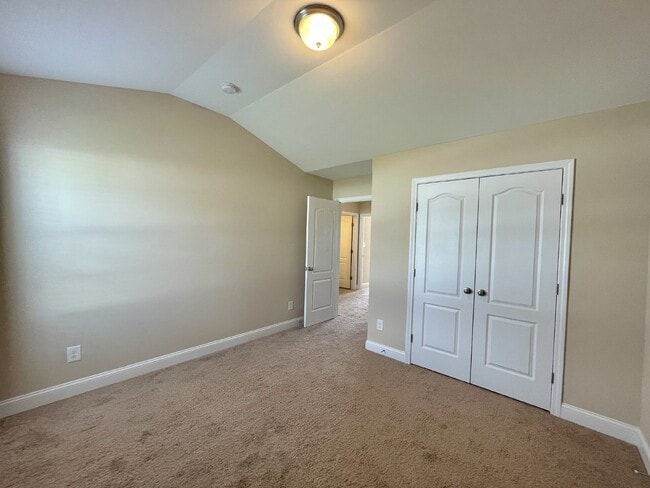 Building Photo - 4 Bed, 2 And A Half Bath Nest In Bedford