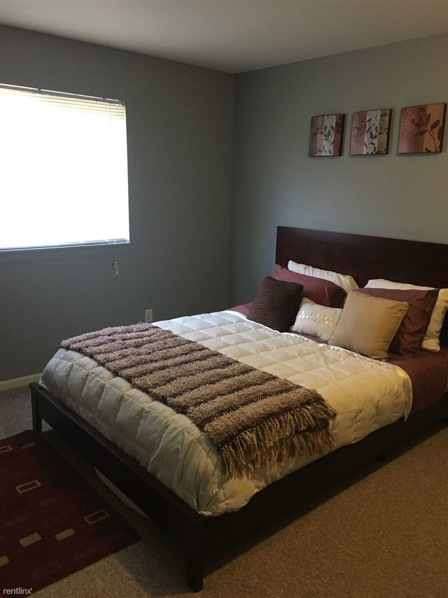 Building Photo - 2600 Woodmeadow Dr SE