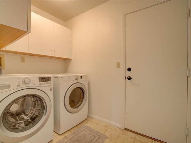Building Photo - 3 Bed/2 Bath- GREAT Location Near Downtown