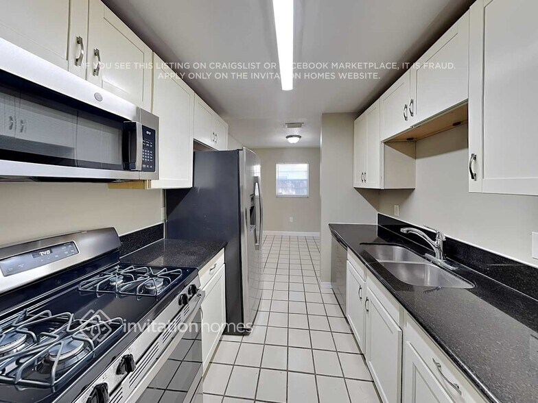 Building Photo - 808 65th Ave W