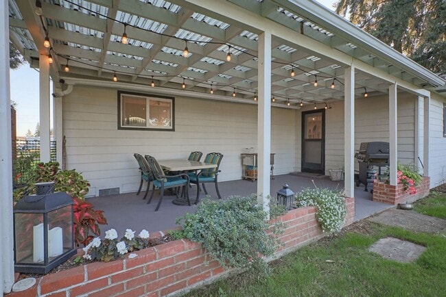 Building Photo - Full Furnished, Cozy Country Cottage Available for short term rental