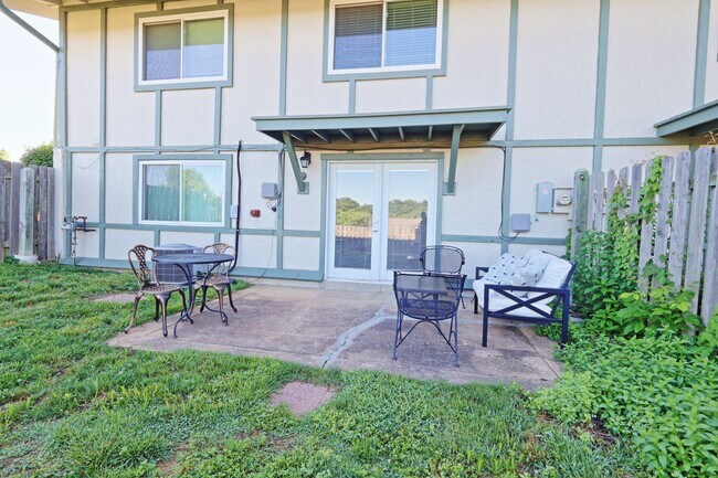Building Photo - Spacious 3-Bedroom Attached Villa with Finished Basement & Private Fenced Yard!