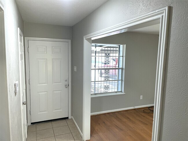 Building Photo - 10723 Southview St