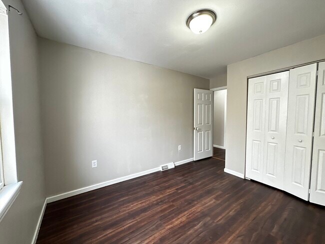 Building Photo - 6 Maple St