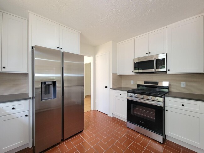Building Photo - 3930 Cypress Hill Dr