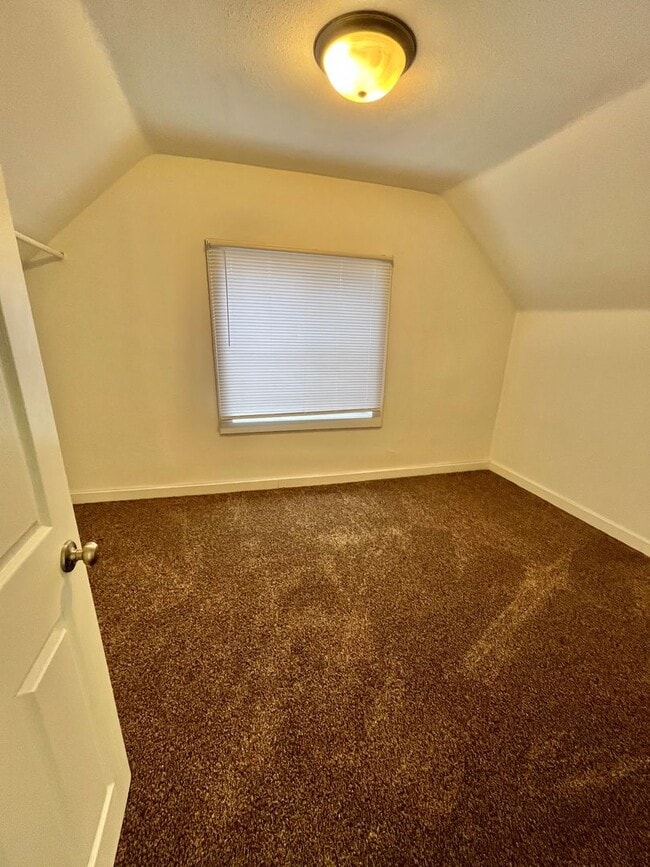 Building Photo - Affordable 3 Bed/1.5 Bath Near Downtown!