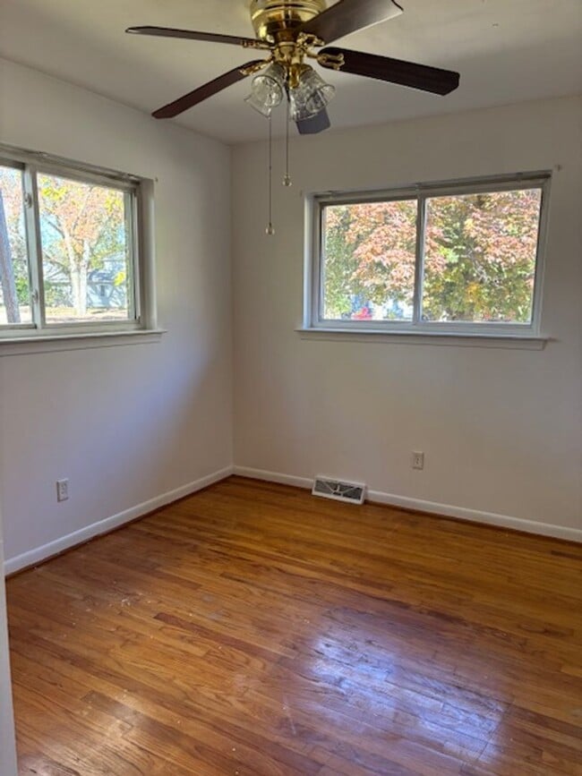 Building Photo - 3 BED, 1.5 BATH IN DOWNTOWN PLYMOUTH