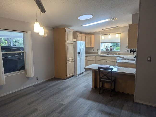 Building Photo - 2 Bedroom 2 Bathroom Home for RENT, Furbabies Welcome!