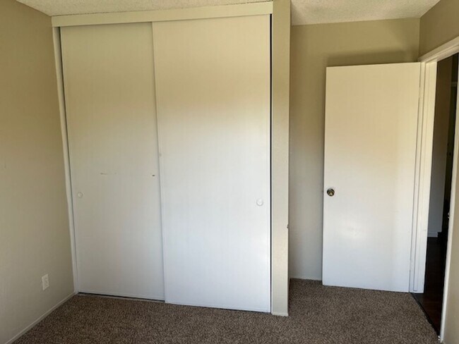 Building Photo - 3 bedroom 1.5 bathroom condo in Davis