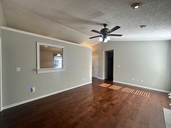 Building Photo - Charming 3-Bed Home with Fenced Yard!