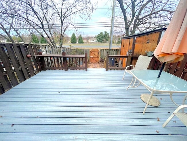 Building Photo - Newly Renovated 3 Bed 2.5 Bath Townhome With A Fenced Yard In Bannerwood Community