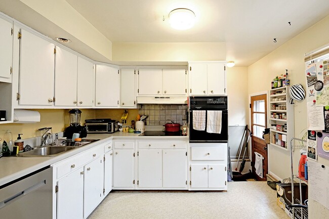 Building Photo - Pet-Friendly Fry's Spring Rental Near UVA