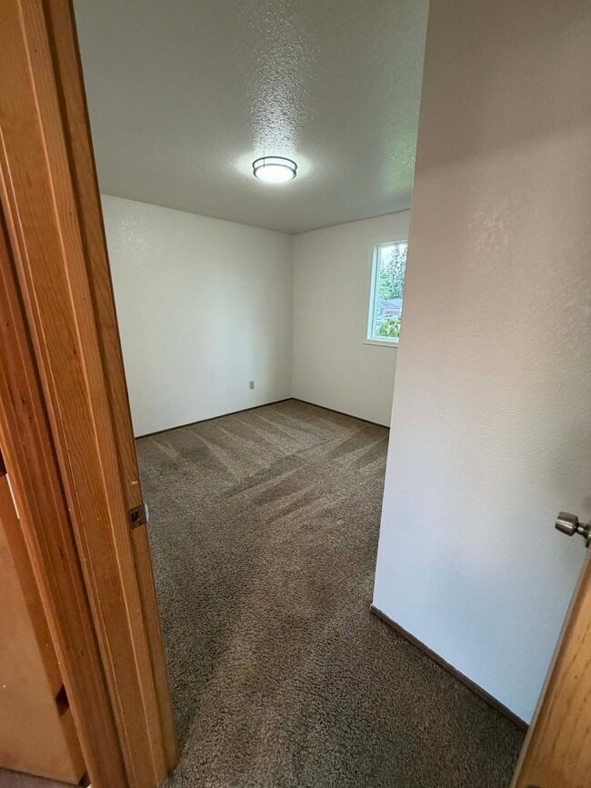 Building Photo - 725 Edelweiss Ln SE