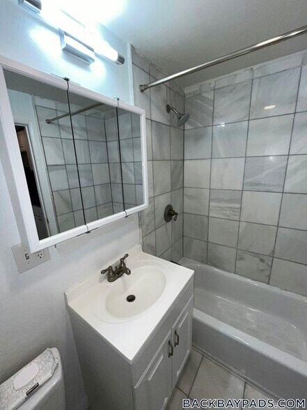 Building Photo - 529 Beacon St