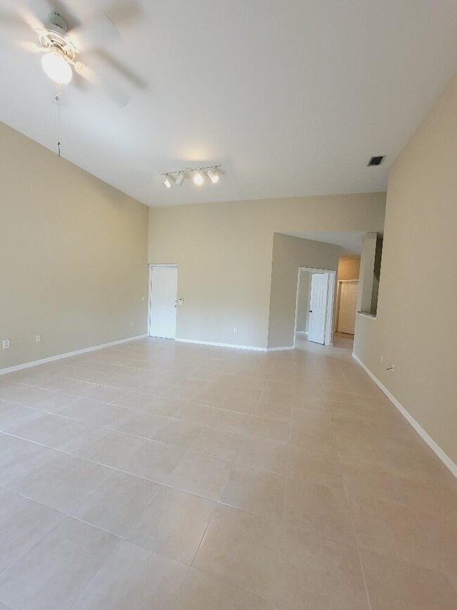 Building Photo - 220 Crestwood Cir