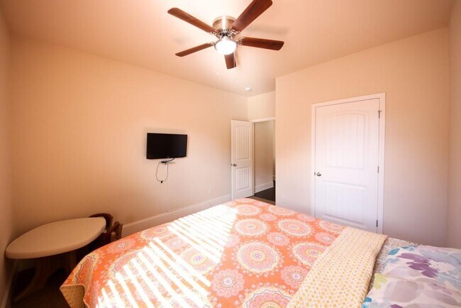 Building Photo - 3415 Pointe Vecchio Cir