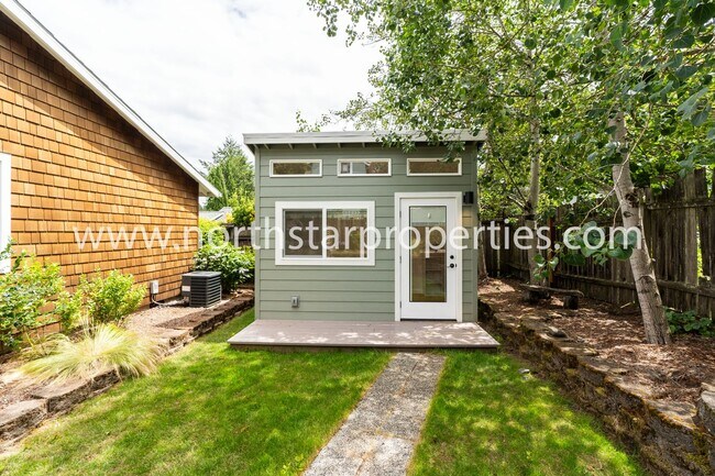 Building Photo - Impeccable Multnomah Village Bungalow